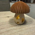 Pilz-Licht mit brauner Kappe und leuchtenden Blattausschnitten