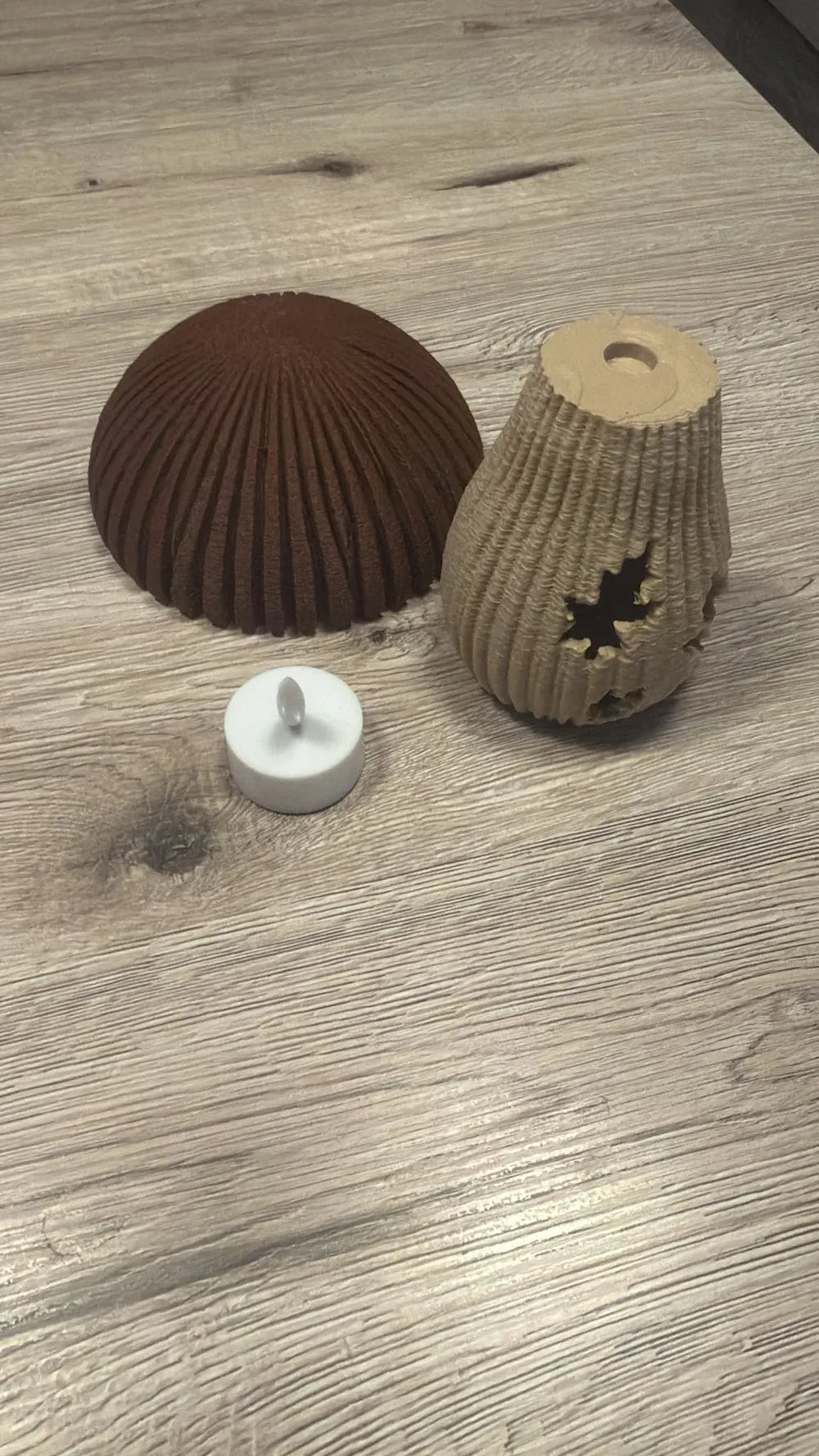 Pilz-Licht mit abnehmbarer brauner Kappe und LED-Teelicht